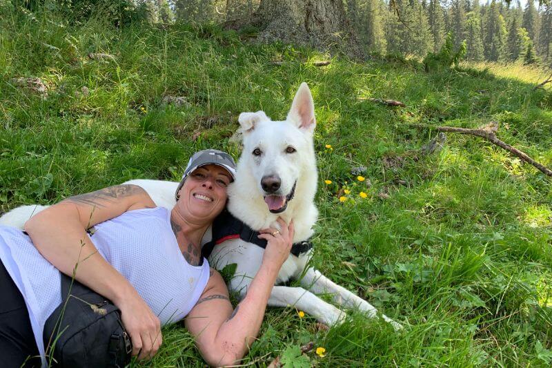Rocky, mon chien blanc et moi-même allongé tranquillement l'un près de l'autre