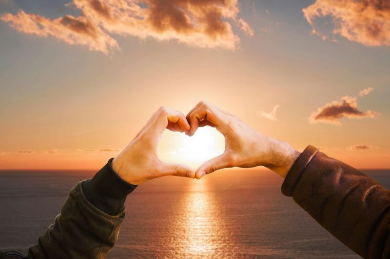 2 mains qui forment un coeur pour symboliser la communication médiumnique avec un animal décédé