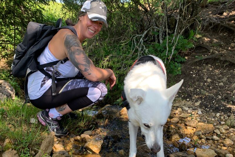 Anna et Rocky au bord d'une rivière