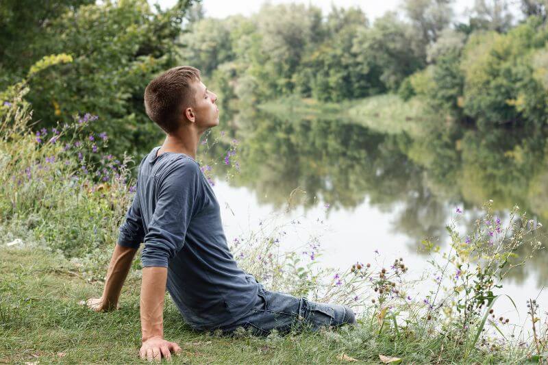 Homme au bord d'une rivière symbolisant le calme intérieur
