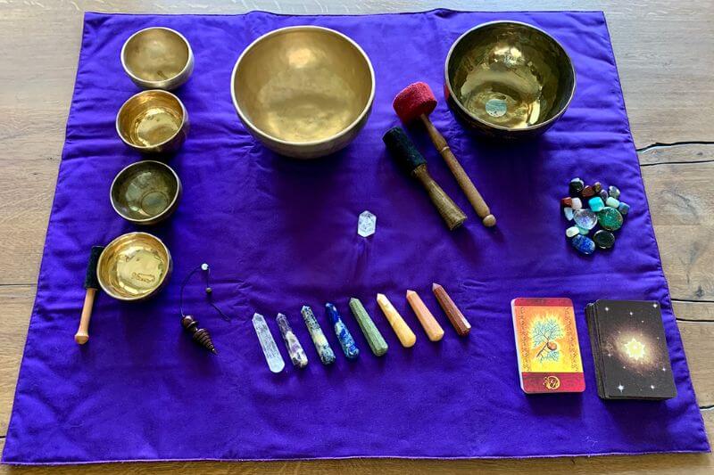 Bols tibétains et accessoires pour prodiguer des soins énergétiques