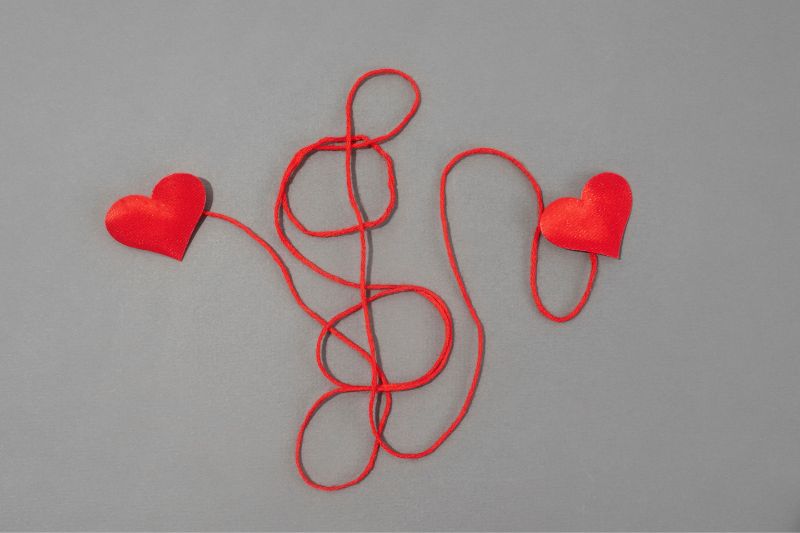 un fil d'ariane reliant 2 coeurs