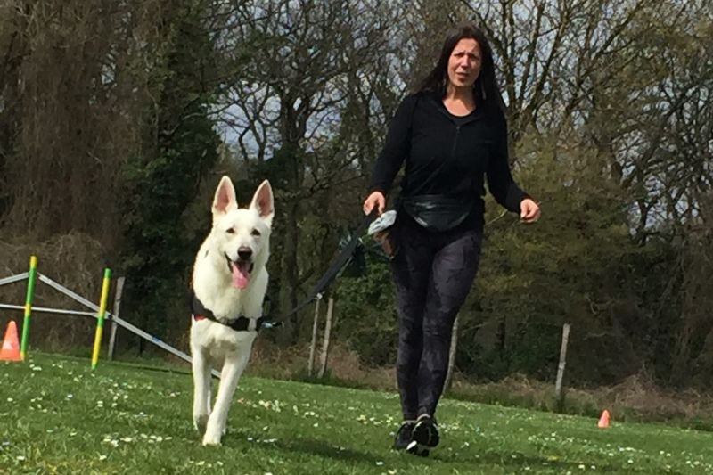 anna grosfort et son chien blanc Rocky